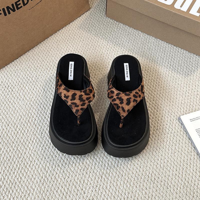 

Женские шлепанцы с толстой подошвой и перемычкой между пальцами, лето 2025, новая корейская версия, модные, темпераментные, удобные шлепанцы для ношения с юбками, пляжные шлепанцы 40 цветной печати леопарда