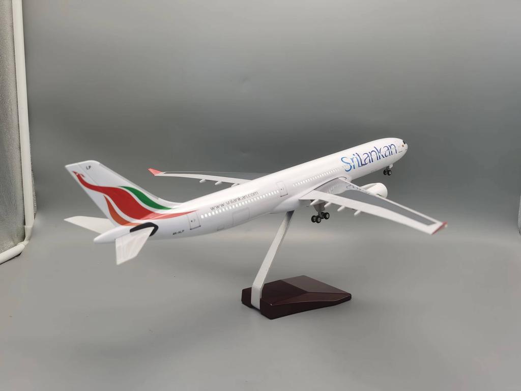 Scale 1:135 47cm A330 SriLankan Airlines Airbus With Lighting And Wheels Die-cast Resin Aircraft Model Collectible Room Display