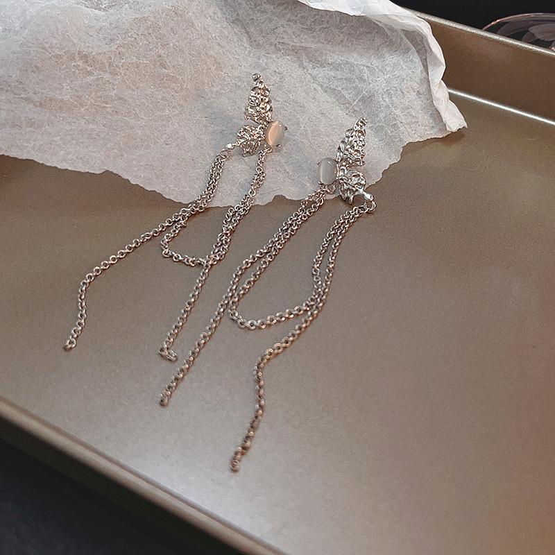 

Уникальные серьги-бабочки в стиле Sweet Cool Style с фактурой лунного камня и длинными кисточками серебряный