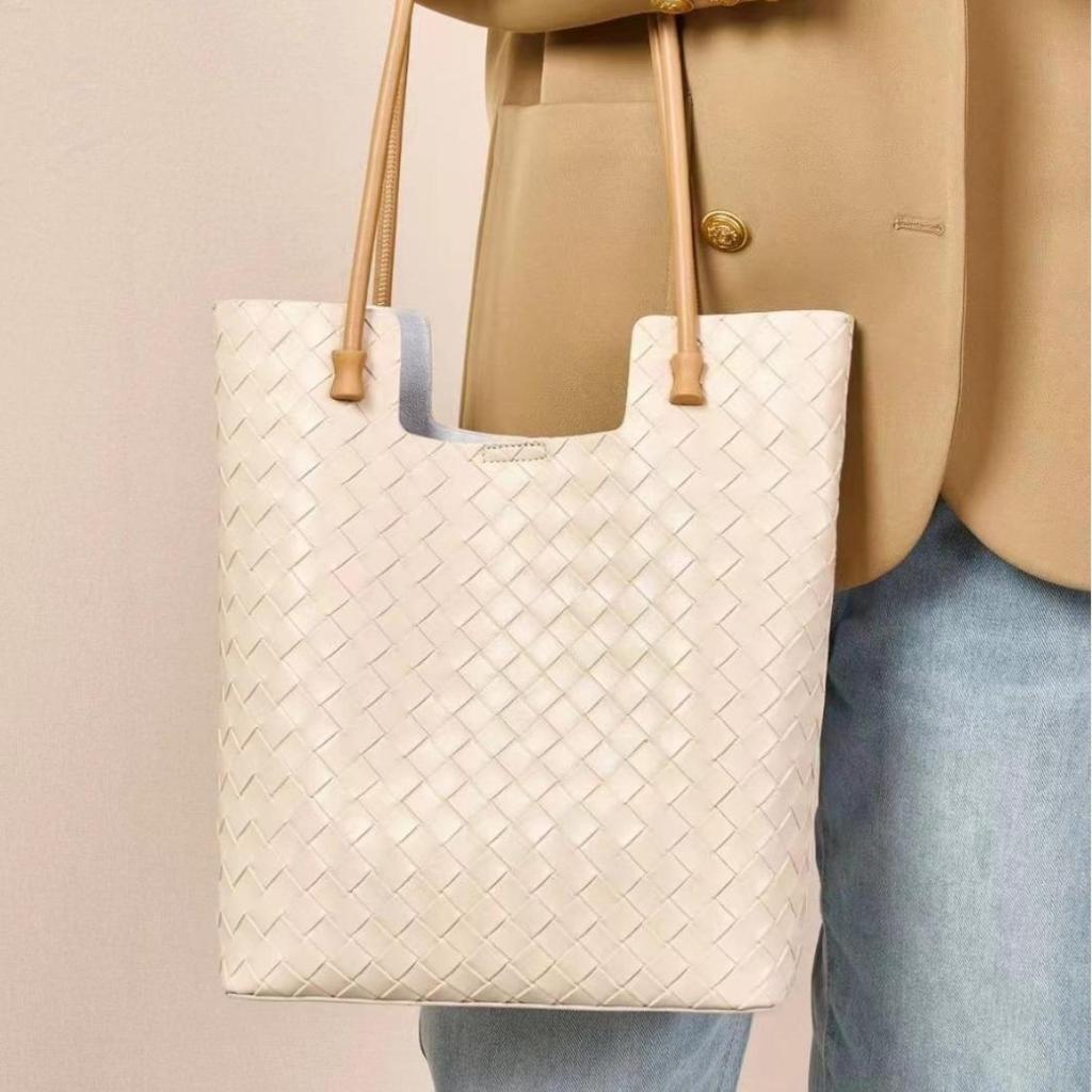 Hand-woven Light Luxury Large-capacity Armpit Women's Bag Beach Large Commuter One-shoulder Portable Tote Style