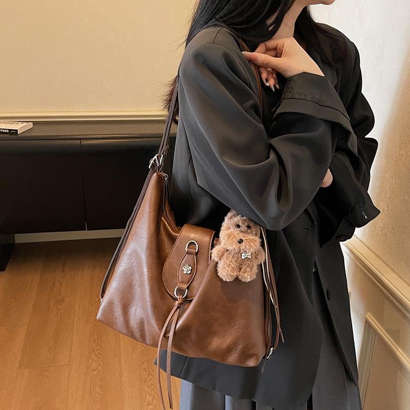 

Women s Retro Single Shoulder Bag - Autumn 2025 Trendy Fashion, Korean-Style, Large Capacity Tote Backpack Without Pendant коричневий