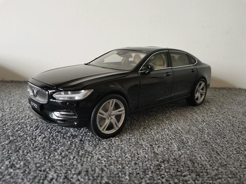 

Офіційний Volvo 1:Автомоделі зі сплаву масштабу 1:18 - XC60, XC90, S60L, Литі під тиском з заводською металізованою фарбою, Колекційна модель для демонстрації