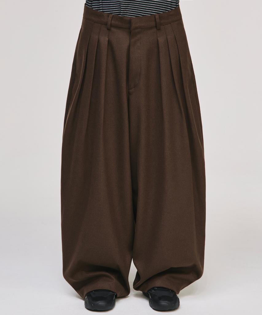 SIGNATURE Reverse Three-Tuck Baggy Slacks [Brown]