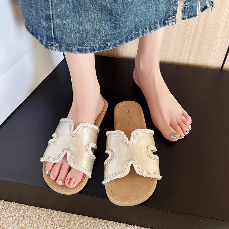 Wear summer popular super fire Boken cool slippers with skirts go out seaside niche thick-soled slippers women 2025 new