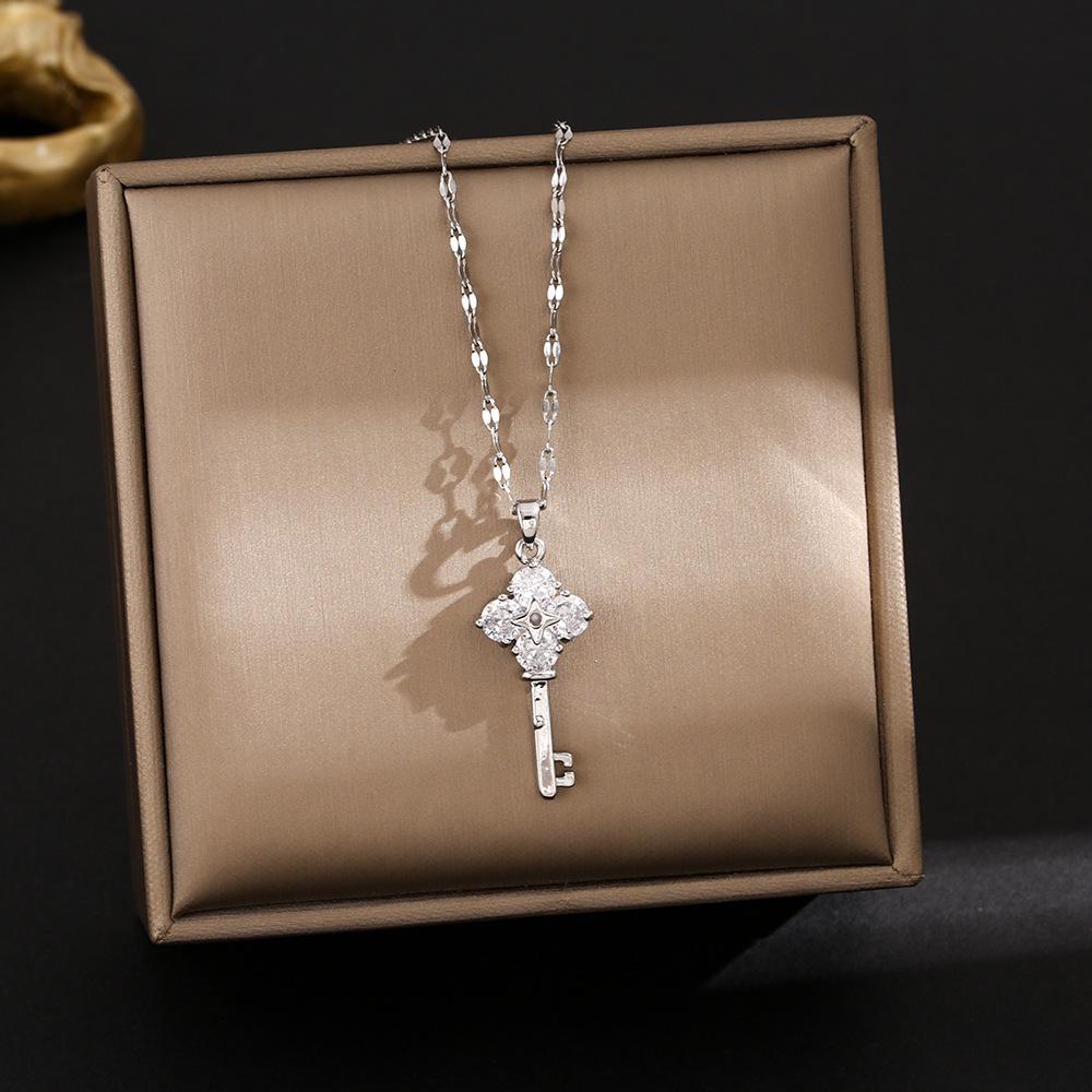 Elegant Gold-Plated Chinese-Style Four-Leaf Clover Necklace with Imitation Hetian Jade Pendant for Women