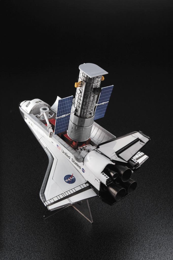 Hasegawa Hubble Space Telescope Space Shuttle Orbiter Astronaut Plastic Model Kit 10821 1/200 & w/