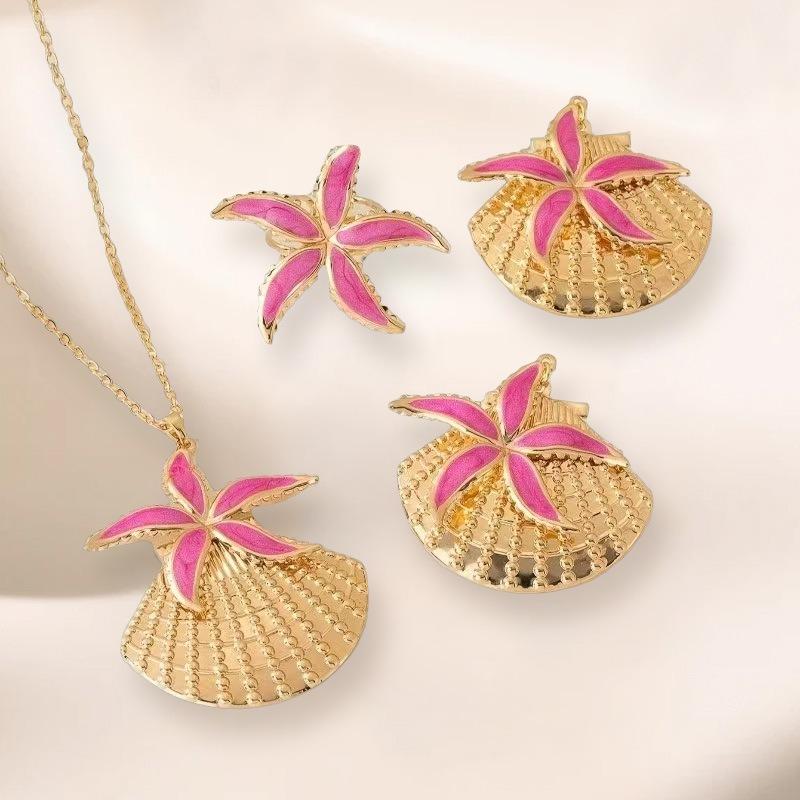 Styl wakacyjny, modny trend, zestaw biżuterii z rozgwiazdą i muszlą jest odpowiedni na wakacyjne plażowe stylizacje, prosty i wszechstronny