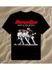 Status Quo 2023 'Rock Around The World' Grafisk T-skjorte - en Svart Avslappet Crew Neck T-skjorte Med Bandmedlemmer Og Gitar Design