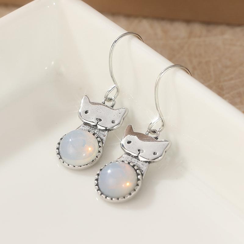 

Simple Fashion Silver Color Round Inlaid with Imitation Moonstone Earrings Metal Carving Cat Dangle Earrings for Women срібний