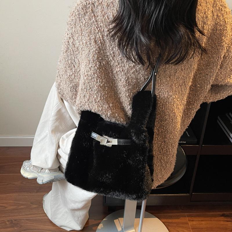 

Autumn and winter fluffy vest bag new lock portable bucket bag fluffy shoulder messenger bag чёрный