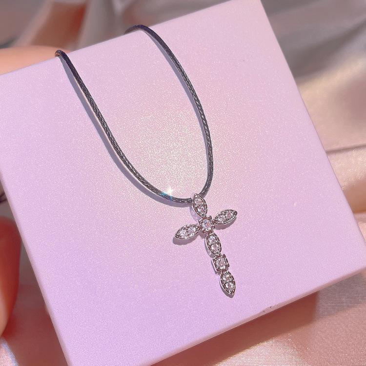 

Европейское и N Простое Ожерелье с крестом из циркония Темпераментный стиль на все случаи жизни Модное для белых воротничков Свадебное