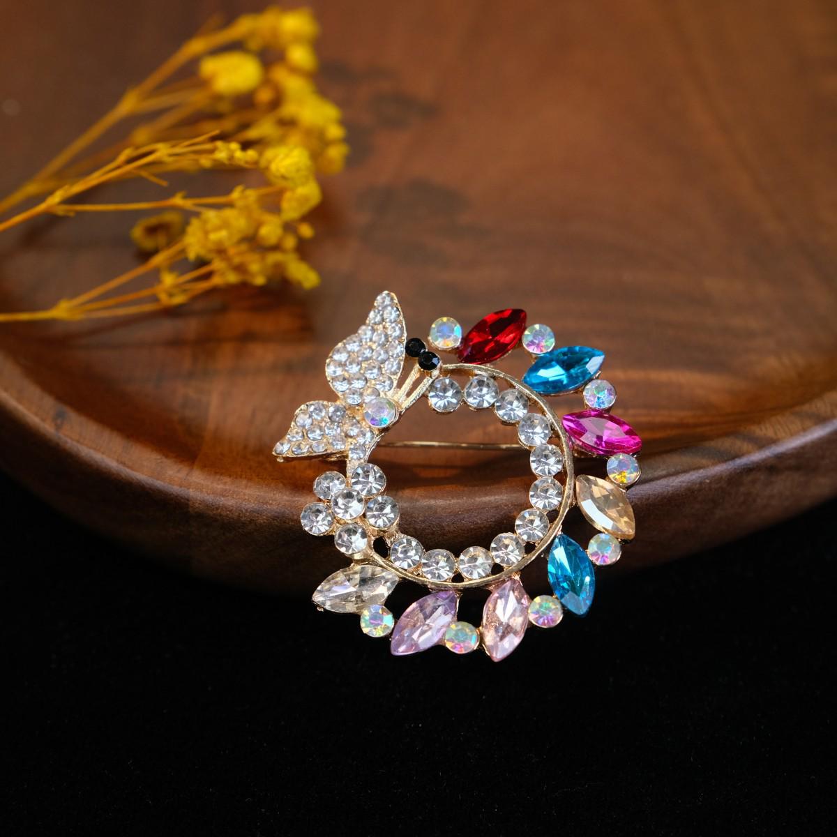 

Елегантна брошка зі стразами: Високоякісна японська та корейська мода кришталева шпилька для шарфа для жінок