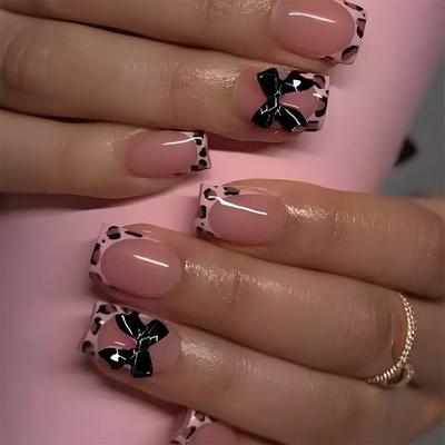 24 Stück Spice Girls Falsche Nägel mit Kleber Rosa Leopardenmuster Französische Falsche Nägel für Frauen 3D Schleife Kurze Quadratische Tragbare Maniküre