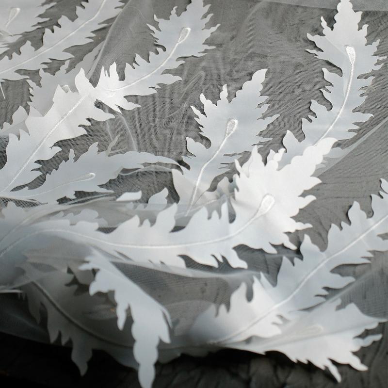 

1Yard Embroidered Tulle Fabric 3D White Feather Leaf Design for Handmade Ethereal Wedding Dress Designer Material Fabric 100x160cm белый