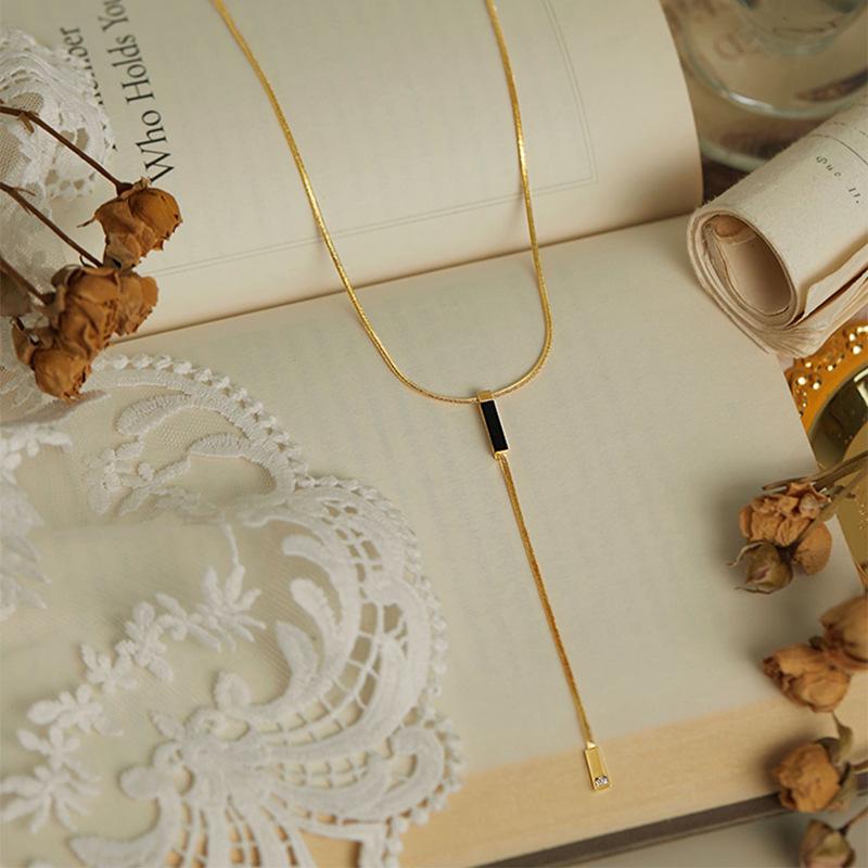 

Летнее ожерелье из титана Y-образной формы Snake Bone 2024 года — минималистичная роскошная цепочка на ключицу для женщин