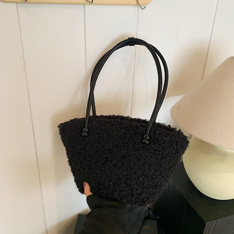 

Плюшевая сумка женская большой вместимости новая осенне-зимняя на плечо подмышку, плюшевая сумка-тоут для通勤 чёрный