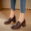 Yu Yingyu presenta los mismos mocasines de tacón grueso, zapatos Mary Jane de cuero pequeños, marrones, versátiles, de estilo retro, y zapatos sencillos de tacón alto con punta cuadrada para mujer.