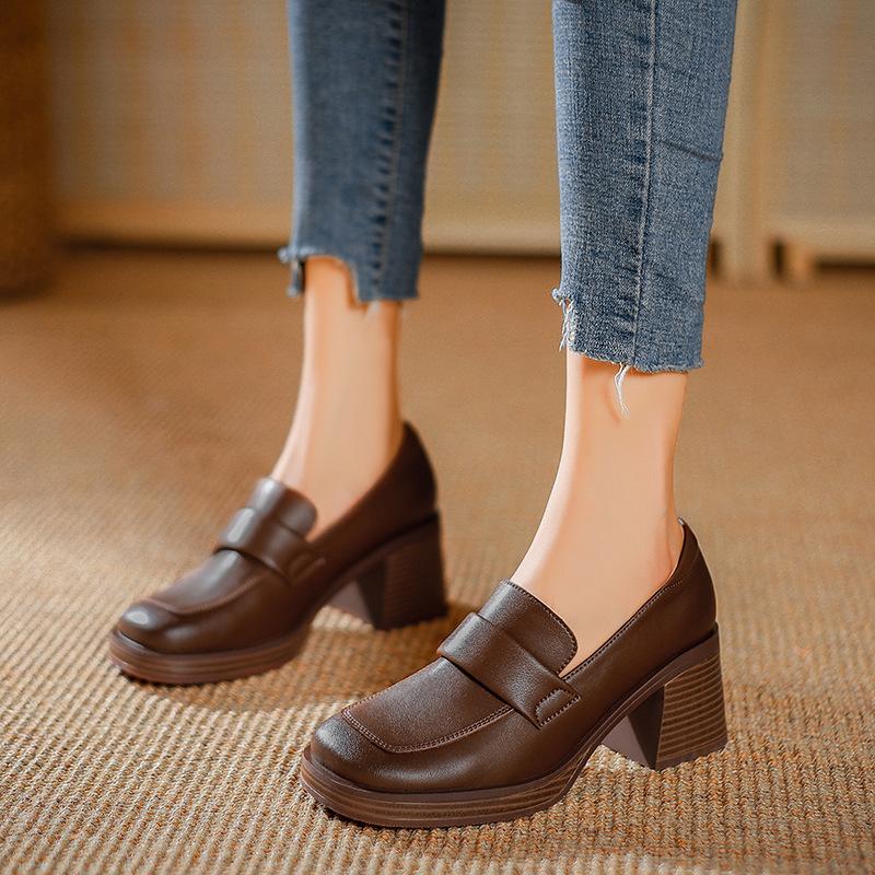 Yu Yingyu presenta los mismos mocasines de tacón grueso, zapatos Mary Jane de cuero pequeños, marrones, versátiles, de estilo retro, y zapatos sencillos de tacón alto con punta cuadrada para mujer.