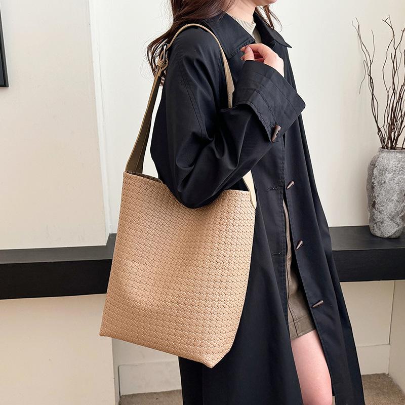 Retro Premium Sense Versatile Bucket Bag Women 2025 New Large Capacity Fashion Casual Commuter Shoulder Bag