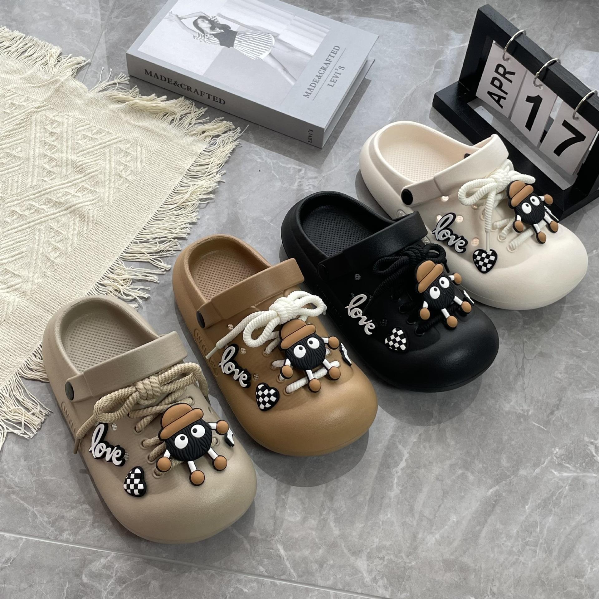 

Hole shoes women s summer wear thick-soled non-slip cartoon coal balls beach bag head women s sandals hole shoes 36-37 чорний