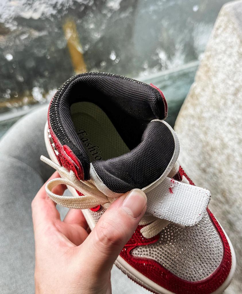 Jarní dětská móda 2026 Červené vysoké tenisky s kamínky