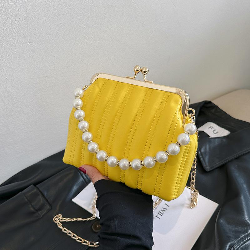 

Fairy bag summer 2025 new fashion messenger shell bag ins Internet celebrity small fragrant wind pearl handbag pu чорний