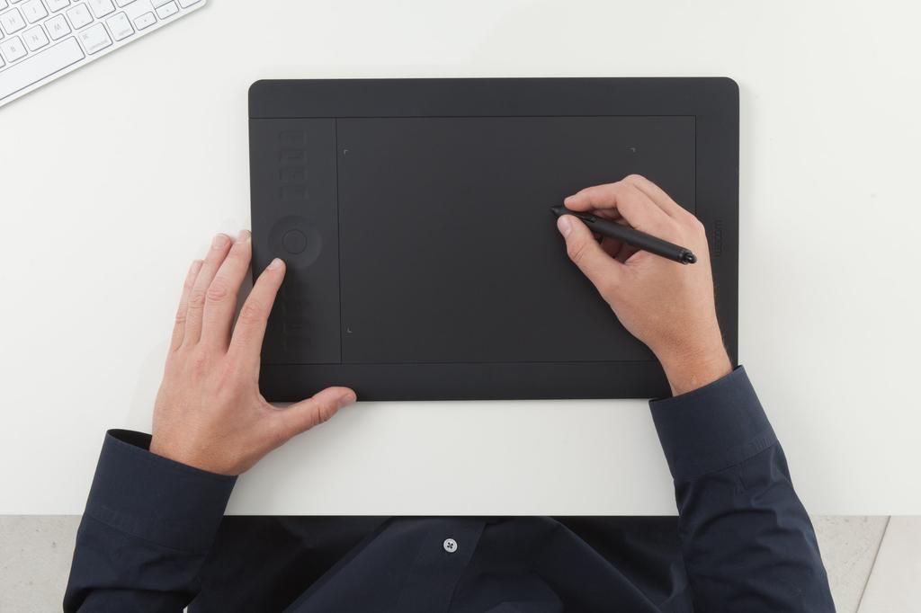 Wacom Intuos5 Touch PTH-650/K2 Professional Pen Tablet, Medium, with Photoshop Elements 11