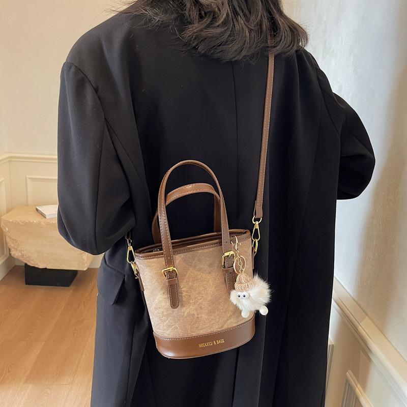 Retro Texture Commuter Small Bag Women's 2025 New Autumn and Winter Versatile Messenger Bag Fashionable Hand Carry Contrasting Color Bucket Bag