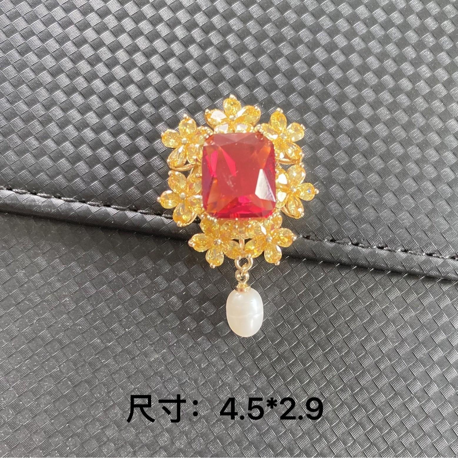 

Брошь с жемчужным кружевом и магнитной пряжкой в виде цветка в форме большого квадрата из циркона и благородного жемчуга жёлтый