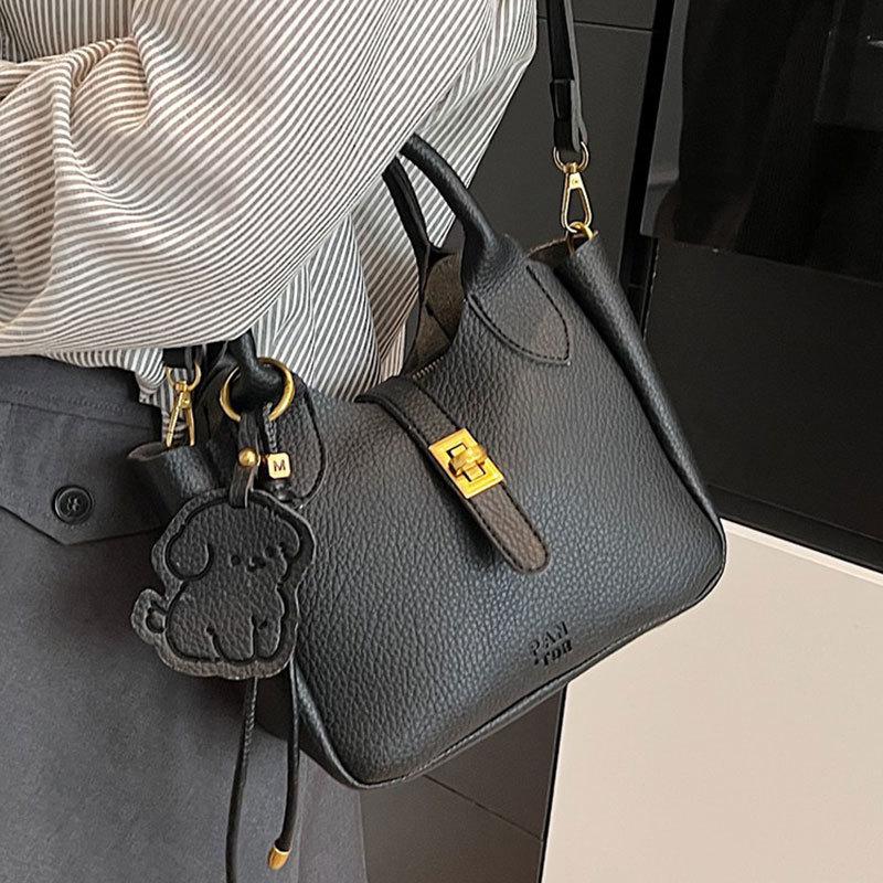 Lätt Lyx Handhållen Hinkväska och En Stilfull Pendlar Crossbodyväska