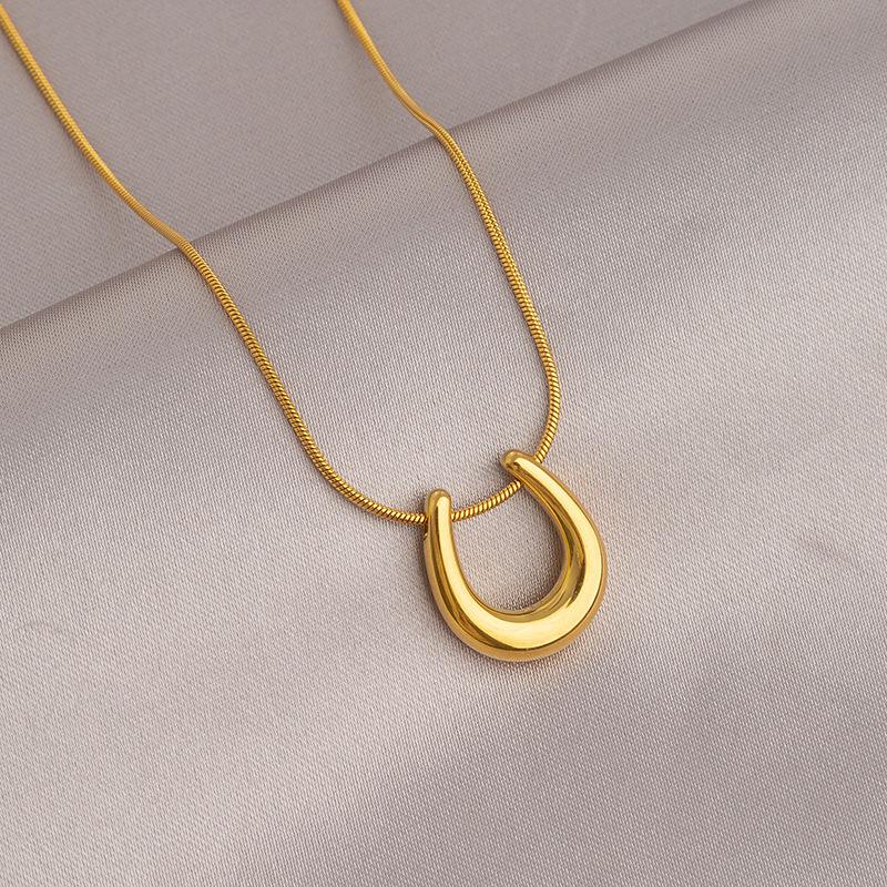 Women's Light Luxury Gold Titanium Steel Necklace - Non-fading, Versatile, High-end Fashion Clavicle Chain Choker.