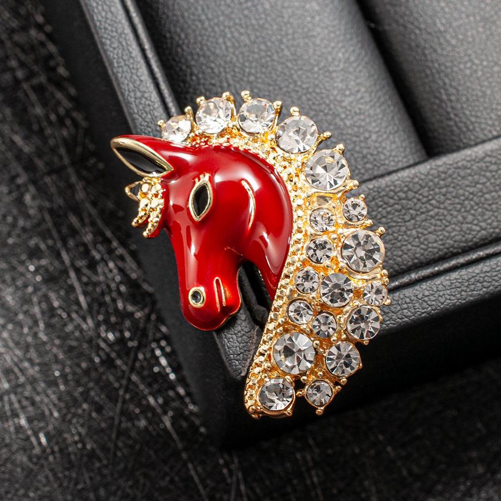 Diamond-Inlaid Red Enamel Horse Brooch: Light Luxury Zodiac Pin, Versatile and Cute.