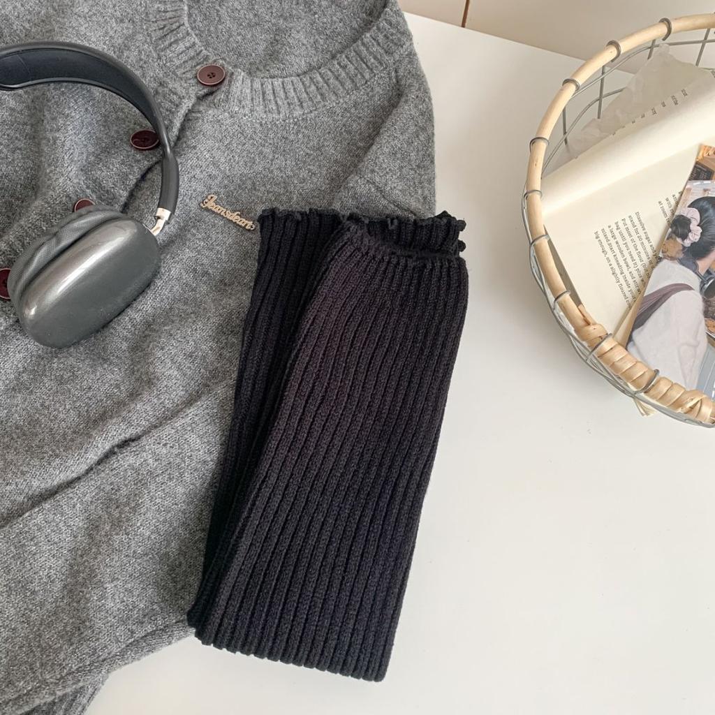 Solid-color Versatile Sock Set for Women in Autumn and Winter, Providing Leg Warmth and Comfort. Thick White Knitted Fabric, Paired with Snow Boots.