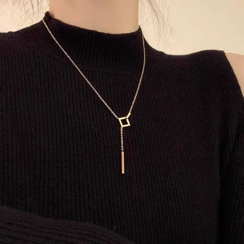 Double interlocking square necklace women's niche design sense high-grade light luxury collarbone chain personalized simple sweater chain