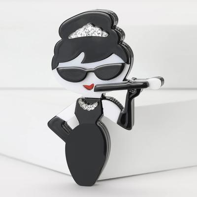 Spilla da donna in acrilico con motivo a ragazza fumatrice, personalità creativa, spilla da gioielli con corpetto per abbigliamento femminile