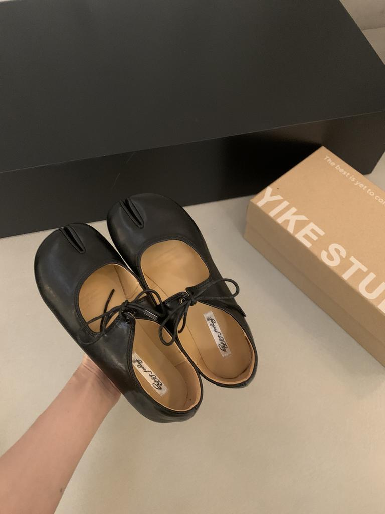 French flat bottom shallow mouth Mary Jane shoes women's autumn 2025 new sub-toe word with pig's trotters ballet shoes