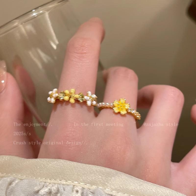 Daisy Small Flower Pearl Ring - Women's Niche Finger Ring with Light Luxury and High-end Feel