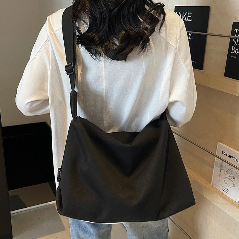 2025 new fashion simple shoulder bag messenger bag high-end dumpling bag women's niche versatile large-capacity bag