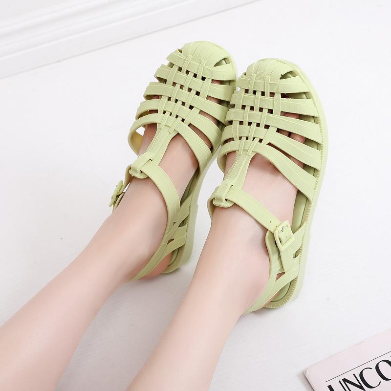 

Босоножки Баотоу женские летние новые повседневные и легкие на плоской подошве римские сандалии для улицы с полыми пряжками пляжные дырявые туфли 36-230mm светло-зеленый