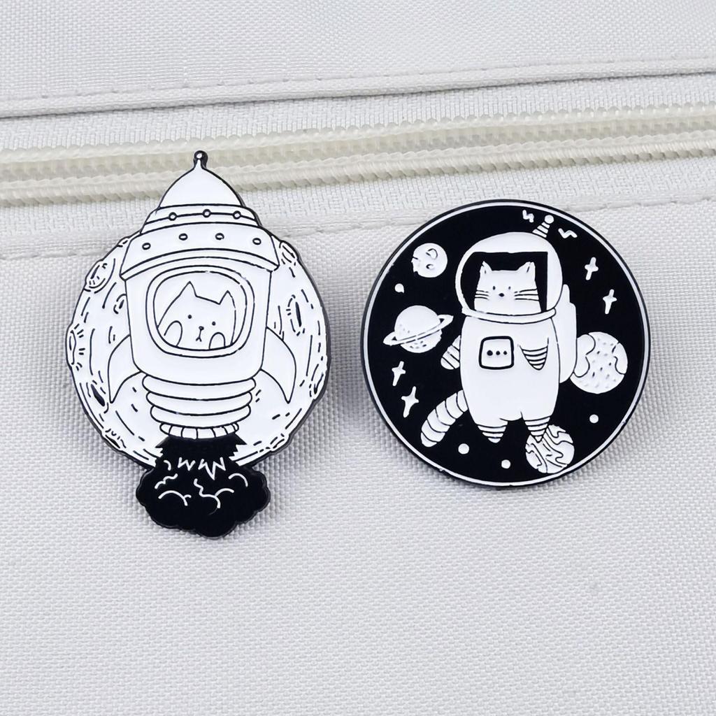Creative Space Series: Astronaut Cat Brooch - Cute Black & White Cartoon Fashion Badge Accessory