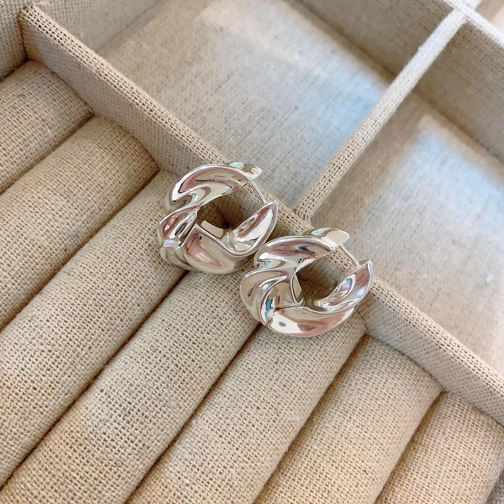 Strong Push Love French Exquisite Small Croissant Earrings Cold Wind Twist Circle Retro Fashionable Lazy Earrings