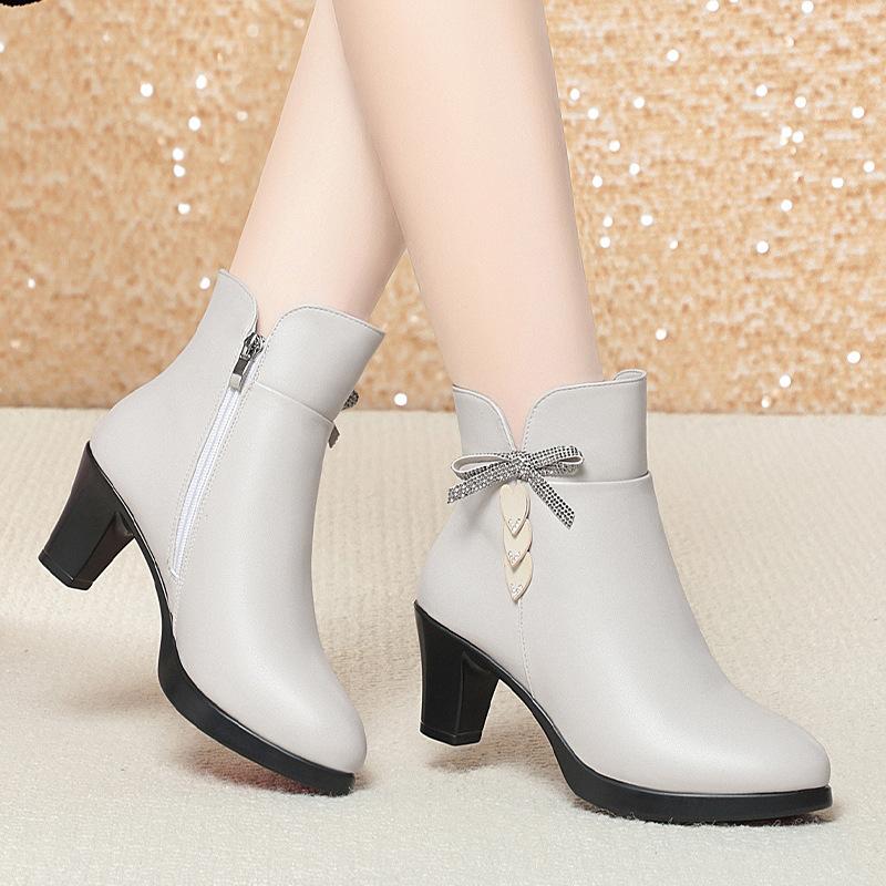 Mom shoes autumn and winter leather shoes, new velvet short boots and elderly winter shoes fashion boots comfortable leather cotton shoes