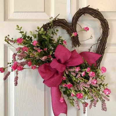 Heart Shaped Rattan Wreath Artificial Flowers Grapevine Branch Wreath with Burlap Bow for Valentine's Day Front Door Porch Home Wall Decor