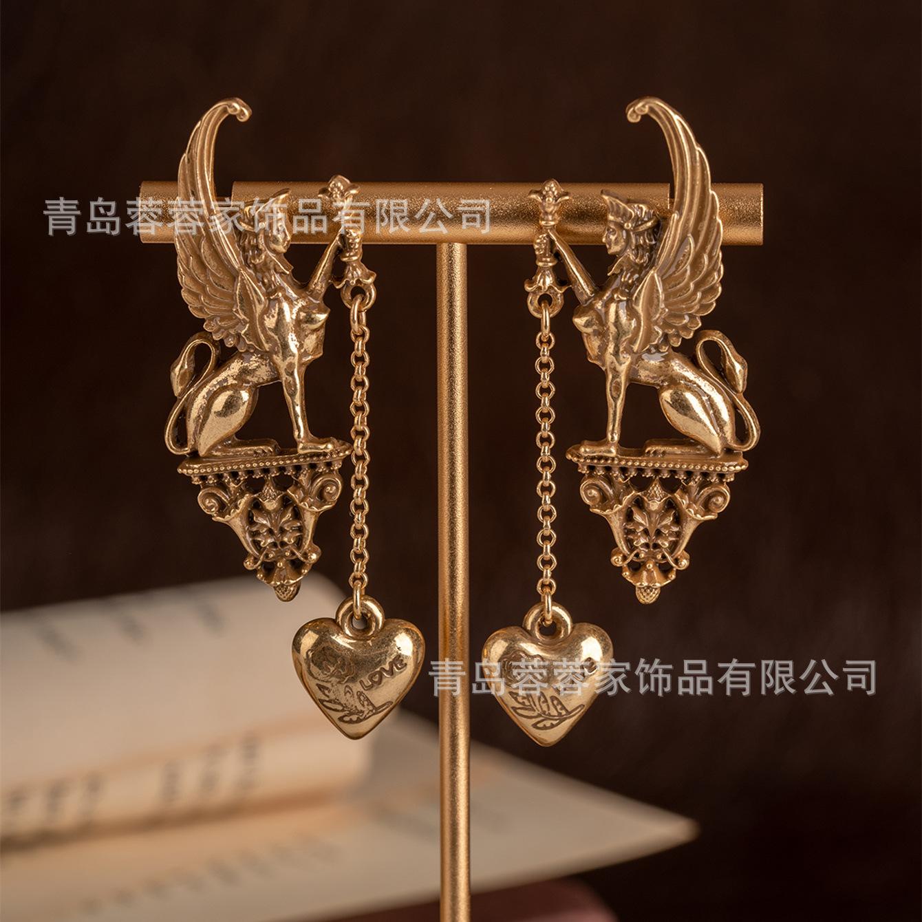 

Vintage Gold Earrings With Unique Temperament Versatile Long Heart-shaped Pendant Niche