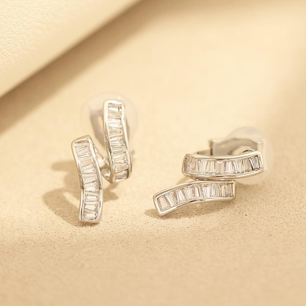 Koreańska wersja super błyszczących modnych kolczyków bez dziurki 2025 nowy modny super błyszczący cyrkon wyszczuplający twarz klipsy do uszu temperamentowe damskie mod