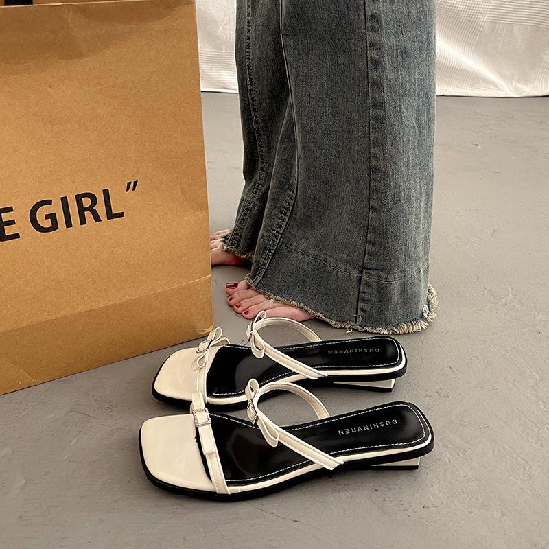 Beautiful temperament cool slippers women's summer high sense outer wear fashionable new go out flat silver slippers