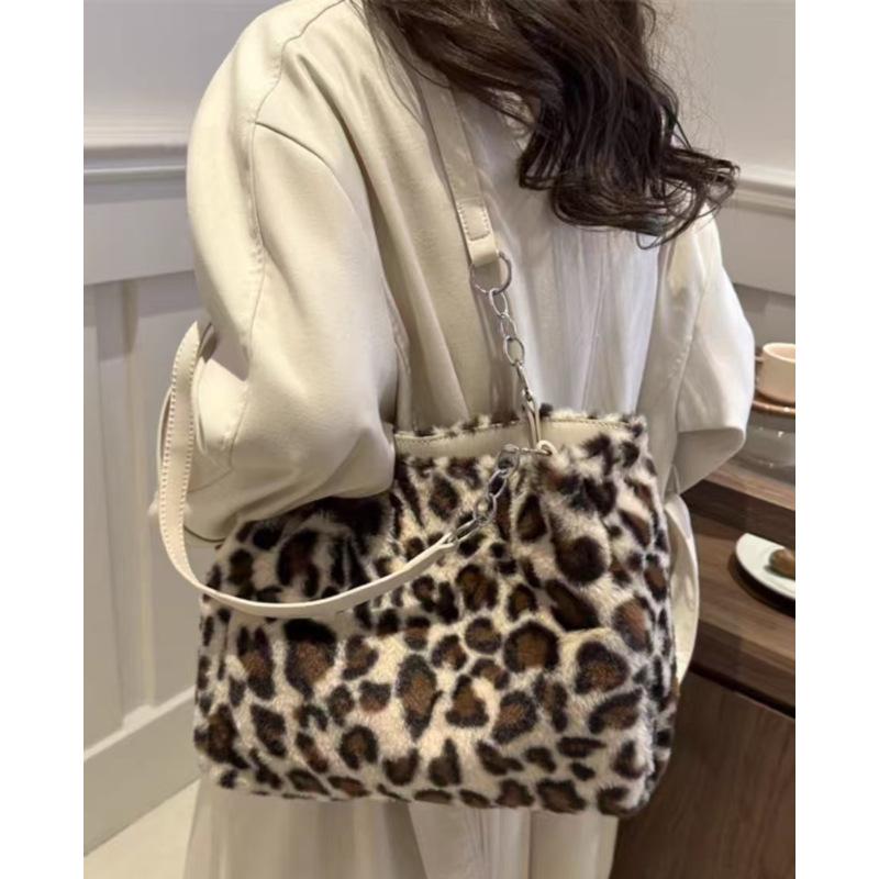 Niche Design, Autumn and Winter New Styles, Plush Chain Bag, Women's, Casual Versatile, Leopard Print Tote Bag, Commuting Shoulder Bag