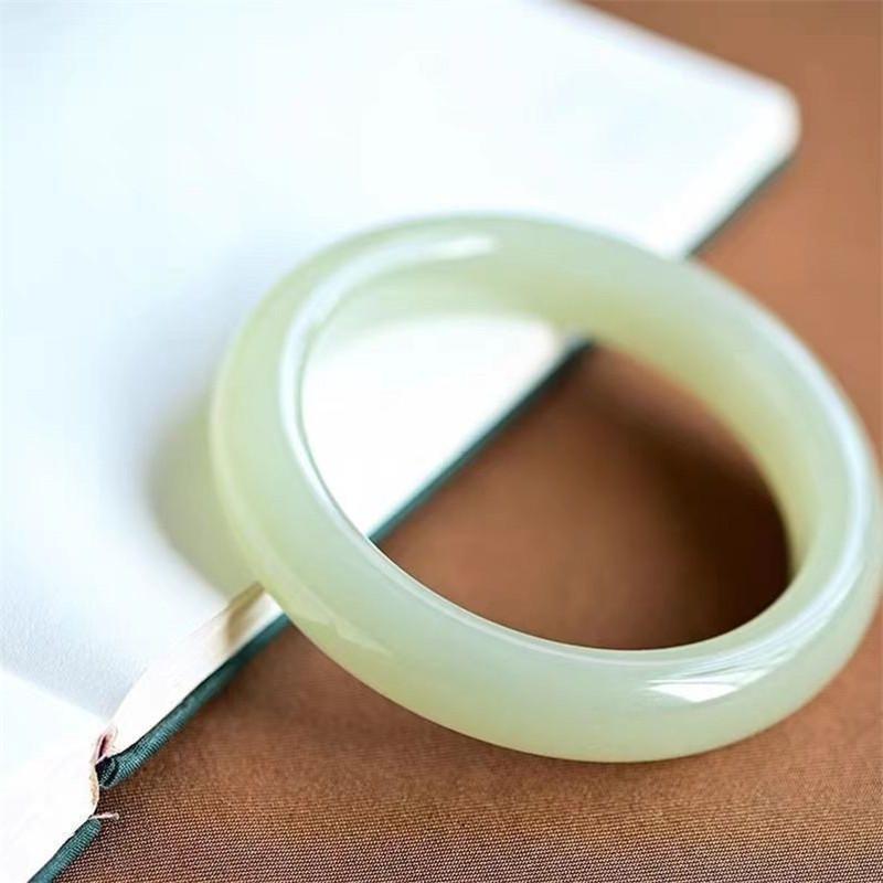 

Браслет из натурального нефрита. Модный и простой женский браслет из нефрита. 64-65mm светло-зеленый