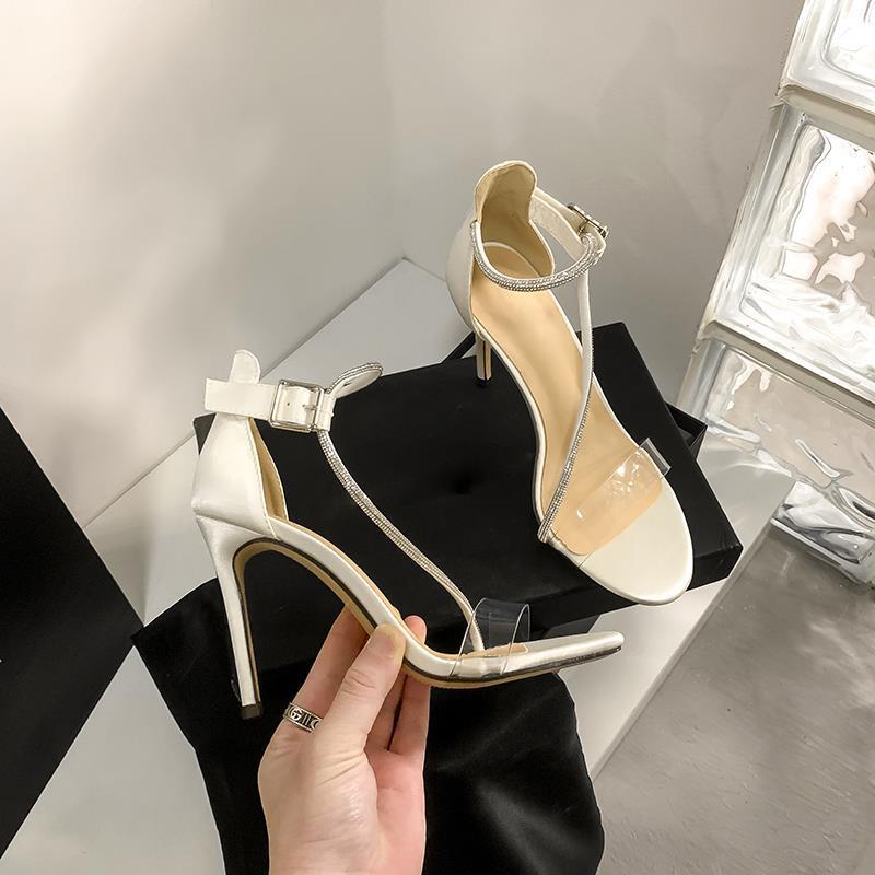 Sandálias de uma tira femininas 2025 novo verão cetim bico aberto transparente salto alto moda strass sapatos femininos