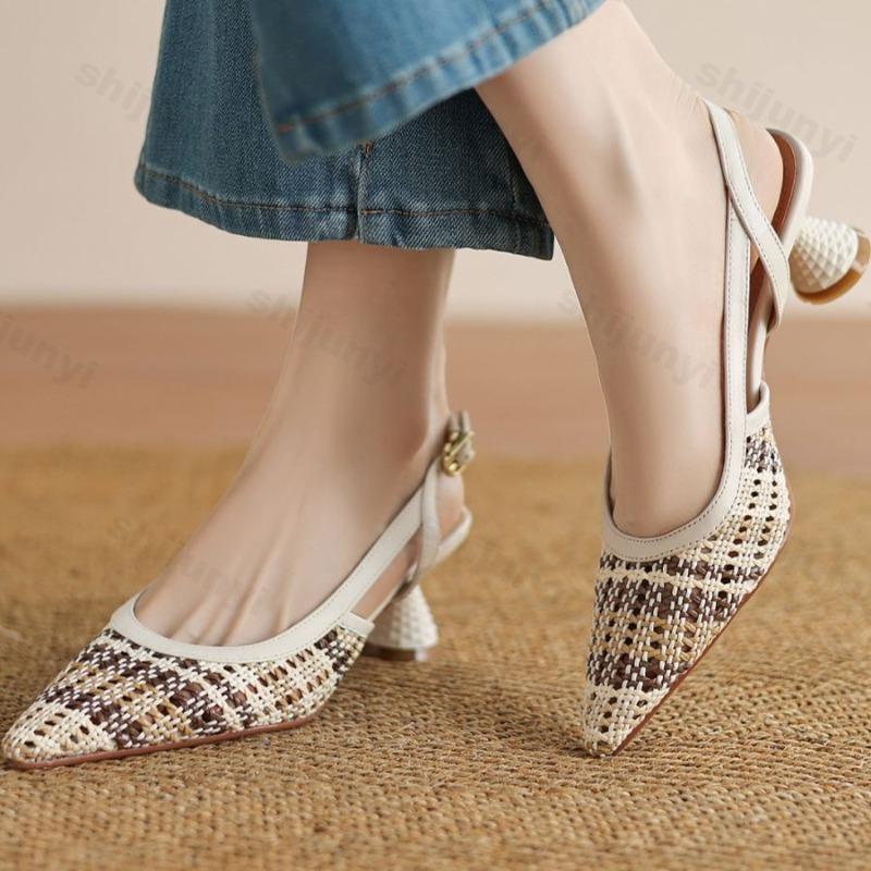 Fashion Elegant Woven Design Hollow Pointed Head Casual Sandals for Women Summer 2025 New Comfortable Versatile Back Strap Fashion Pumps